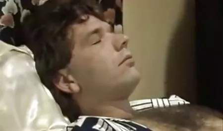 セクシーティーンベイブ好きの吸着弄彼の 超 乳 フェラ